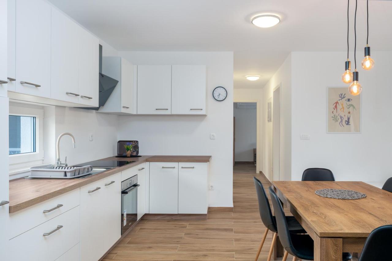 Number One Apartments Vir Luaran gambar