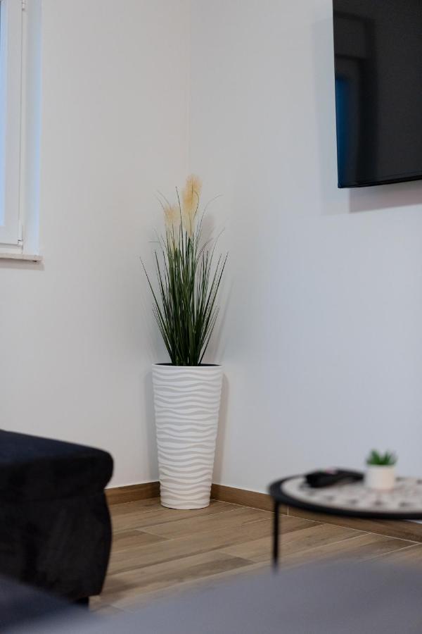 Number One Apartments Vir Luaran gambar