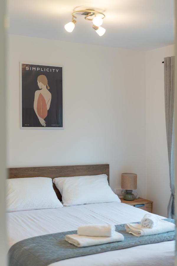 Number One Apartments Vir Luaran gambar