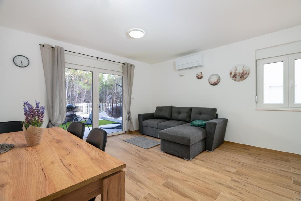 Number One Apartments Vir Luaran gambar