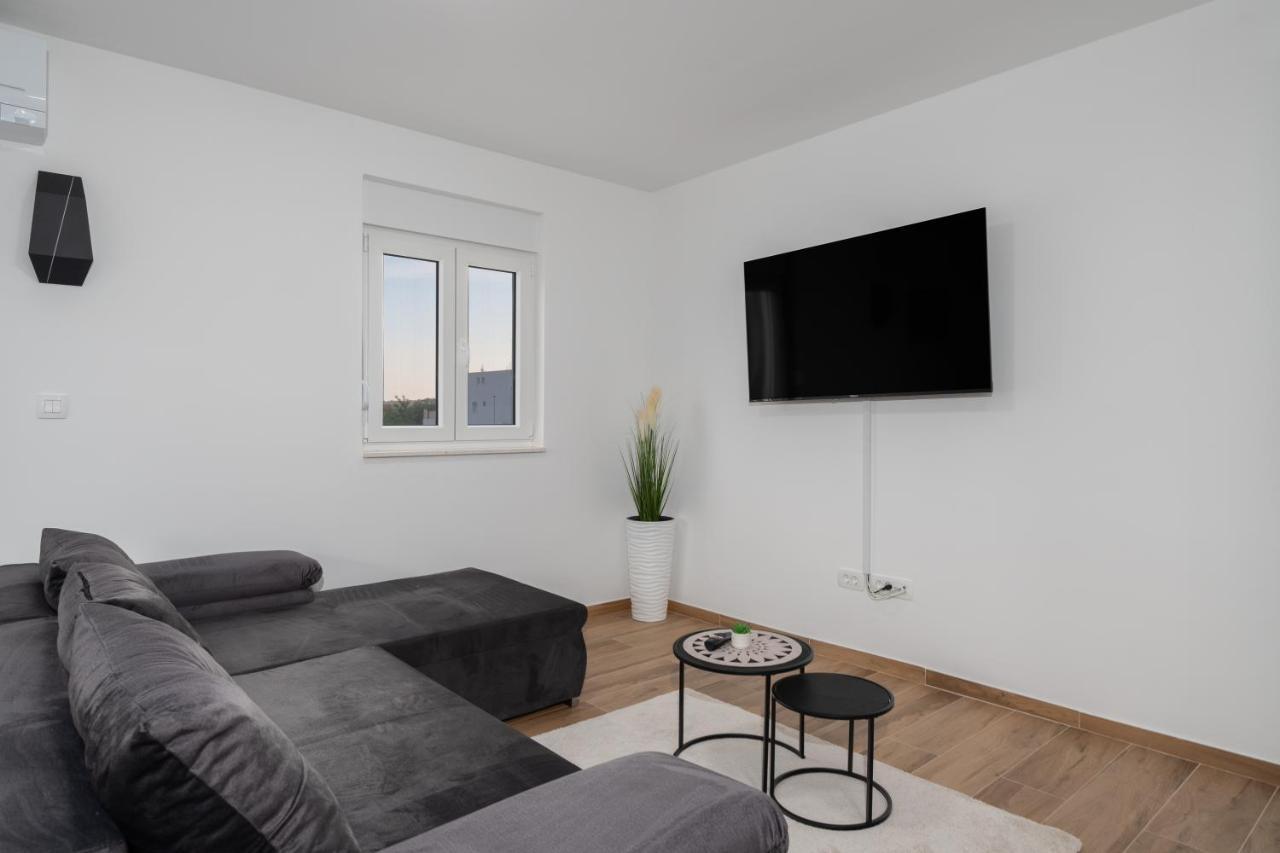 Number One Apartments Vir Luaran gambar
