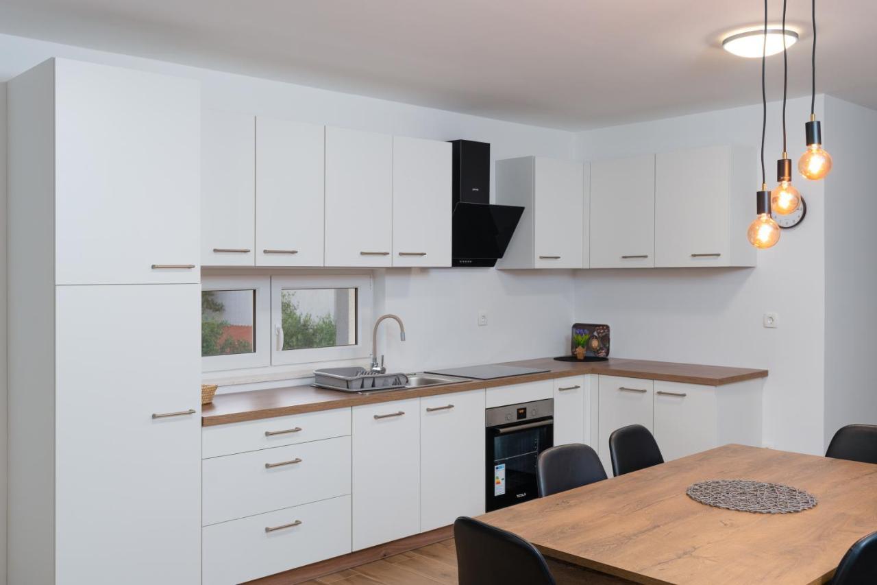 Number One Apartments Vir Luaran gambar