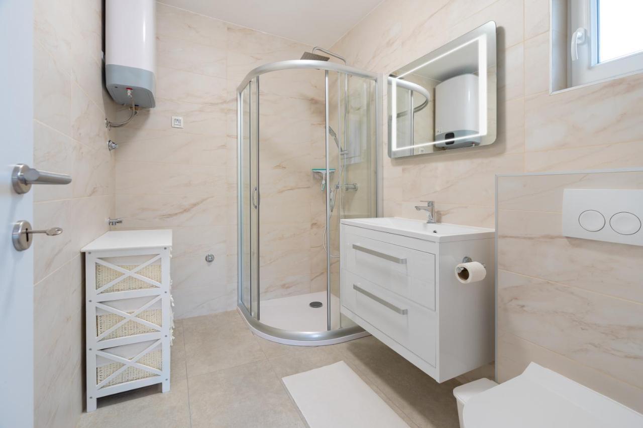 Number One Apartments Vir Luaran gambar